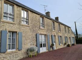 Maison séjour spacieux lumineux avec jardin et extérieur aménagé terrain de petanque proche Omaha beach, Grandcamp Maisy et pointe du Hoc，位于Saint-Pierre-du-Mont诺曼底登陆战场奥克角附近的酒店