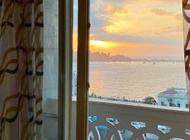 Royal Luxury Apartment with Gorgeous Sea View，位于亚历山大拉姆尔站附近的酒店