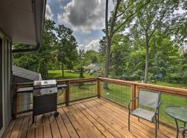 Lake Nagawicka Home - 2 Blocks to Boat Launch，位于Delafield的酒店