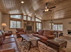 Near Donner Lake and Skiing Soda Springs Cabin!，位于Soda Springs的酒店