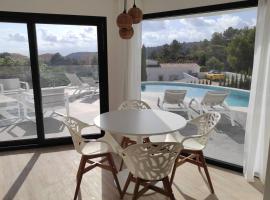 Precioso apartamento en una villa con piscina en Cumbre del Sol Moraira Benitachell，位于库姆布勒德尔索尔的酒店