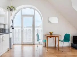 Bells Chapel - Bright Rooftop Apartment in the Centre of Town with Juliet Balconies