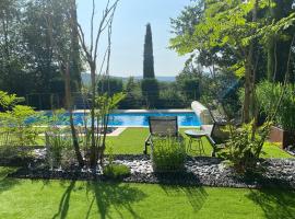 La Ronde des Bois - Romance et Bien Être - Jacuzzi privatif-piscine-patio，位于Mellecey的度假屋
