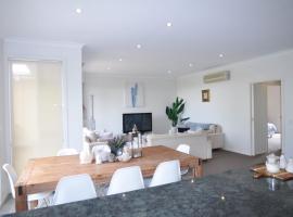 Sandpiper 3 - Close to Town and Beach，位于因沃洛什的酒店