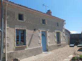 Lavender House - Traditional stone house oozing charm and character，位于Cersay的酒店