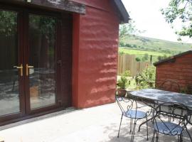 The Nook - Farm Park Stay with Hot Tub & Dome，位于斯旺西的酒店