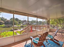 Private Dock and Slip Cedar Creek Reservoir Home，位于Mabank的酒店