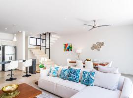 Entire House- 3BR with Private Roof Top Deck，位于普拉亚卡门的酒店
