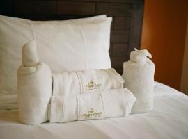 Palm Grove Hot Springs and Mountain Resort，位于Nangalisan的酒店