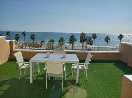 Coqueto estudio-ático EN PRIMERA LÍNEA DE PLAYA CON PRECIOSAS VISTAS AL MAR，位于阿尔么丽亚的酒店