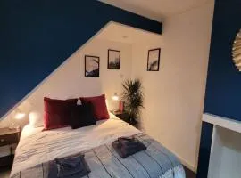 Near beach, Modern and Spacious 4 Bedroom House, Hot Tub, Wifi, Netflix, Parking