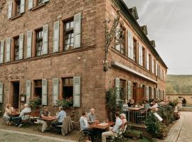 Fränkischer Gasthof-Hotel zum Koppen，位于格明登的带停车场的酒店