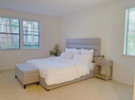 Irvine 2Bedroom 2 Bathroom Apartment with Kitchen Pool gym，位于尔湾的酒店
