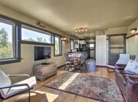 Pet-Friendly Choteau Townhouse with Gas Grill!，位于Choteau的酒店