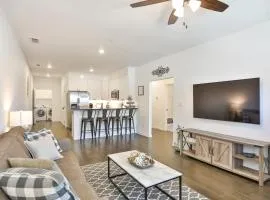 Hill Country Haven a Modern Rustic - 2 Bedroom 2 Bathroom Townhouse off Main Street