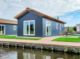 Amazing Home In Giethoorn With Wifi