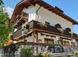 Tattoo PENSION mit Restaurant und Tattoo-Studio，位于Mörtschach的酒店