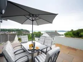 Lloret- Modern retreat with Castle views and private Hot Tub