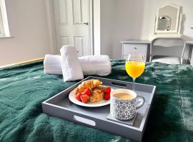 Stylish Cosy and Bright Apartment - Fantastic Location - Perfect for Business or solo travellers，位于彼索普斯托福Herts and Essex Community Hospital附近的酒店