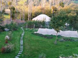 La yourte au fonds du jardin，位于Xhoris的酒店