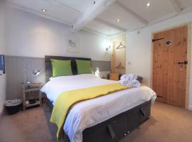 AnchorageWells Holiday Cottage and King Ensuites Room Only，位于海滨韦尔斯港的酒店