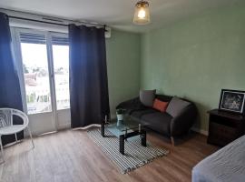 Appartement, charmant type F1 37m2 vue dégagée,，位于科芒特里的低价酒店