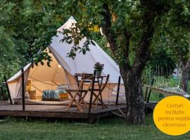 Dragonfly Gardens Urban Glamping Brasov，位于布拉索夫的豪华帐篷