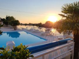 WATERFRONT VILLA SUNSET DREAM WITH POOL，位于特雷比涅的度假屋