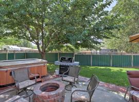 Red Rock Rambler Moab Home with Hot Tub and Views!，位于摩押的酒店