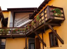 LA CORTE SUL LAGO
