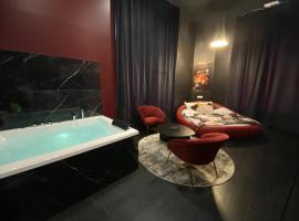 Legend Majestic Superbe Love Room - Jacuzzi - Champagne - Romantisme - parking privé GRATUIT，位于马孔的酒店