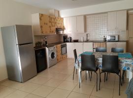Larnaca Xylophagou 2-bedroom apartment with a shaded terrace，位于Xylophaghou塞尔比亚植物园附近的酒店