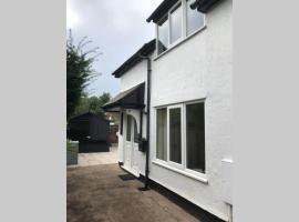 Charming just renovated 2 bed cottage in the centre of village，位于Hartford的酒店