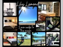 LILY LAMOND, T/House, outdoor shower, 5 min walk to the ocean, Airlie Beach，位于埃尔利海滩的别墅