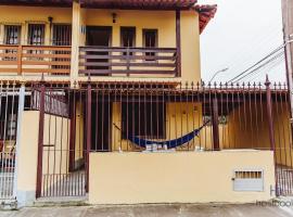 Casa a 300 metros da praia do Centro - WIFI 200MB - TV Smart - 2 Quartos - Cozinha equipada - Churrasqueira - Pet friendly - Quintal，位于里约达欧特拉斯中心海滩附近的酒店