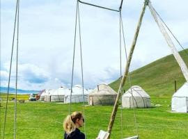 Yurt Camp Azamat at Song Kol Lake，位于Bagysh的豪华帐篷