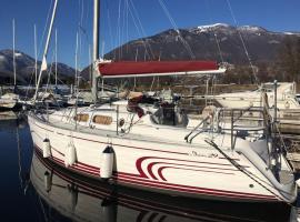 Barca a vela sul lago Maggiore，位于洛迦诺Lido di Locarno附近的酒店