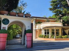 La Villa Desenzano，位于代森扎诺-德尔加达的宠物友好酒店