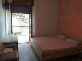 Room in BB - Spacious double room by the sea，位于皮内托的旅馆