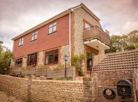 Riverbank Cottage - idyllic riverside country cottage on South Downs，位于奥尔弗里斯顿的酒店