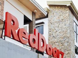 RedDoorz Hostel @ St. Paul Village LapuLapu，位于麦克坦的酒店