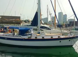 Spacious and cozy caribbean boat in Barcelona with tour option