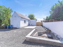 Lovely 1-Bed Cottage in Kelty with Hot Tub，位于Kelty的酒店