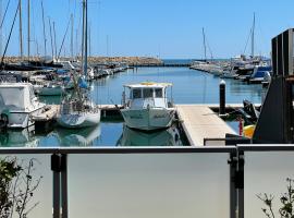 Mariner's Cove ~ Luxe Waterfront Apartment，位于Mindarie的酒店