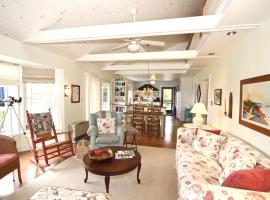 Turkey Cove Cottage，位于Glenmere的酒店