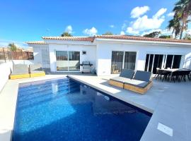 Luxury Villa Callao private heated pool，位于卡亚俄萨尔瓦赫的酒店