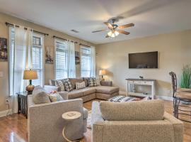 Macon Townhome with Patio, 5 Miles to Downtown!，位于梅肯的度假屋