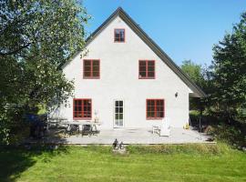 7 person holiday home in DJURHAMN，位于Djurhamn的酒店