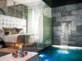 Suites Natura Mas Tapiolas，位于圣塔克里斯蒂纳阿鲁的带按摩浴缸的酒店