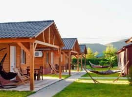 Finca Idoize Camping Hotel，位于Akhmeta的带停车场的酒店